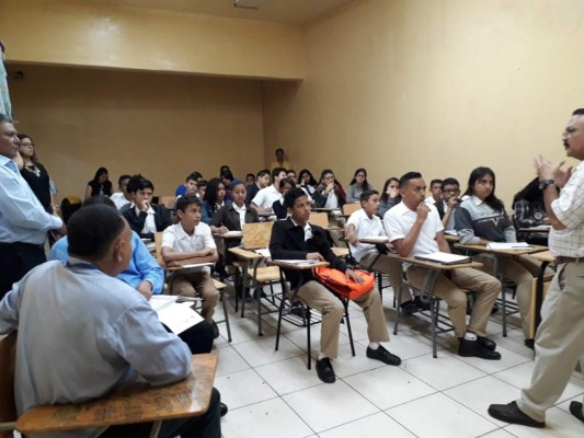 Padres de familia y estudiantes aceptan beneficios otorgados por el Gobierno  