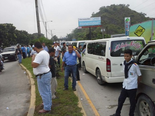 Motoristas obligan a pasajeros a bajarse de taxis en San Pedro Sula