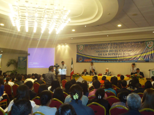 Ponen su profesión al servicio de necesitados