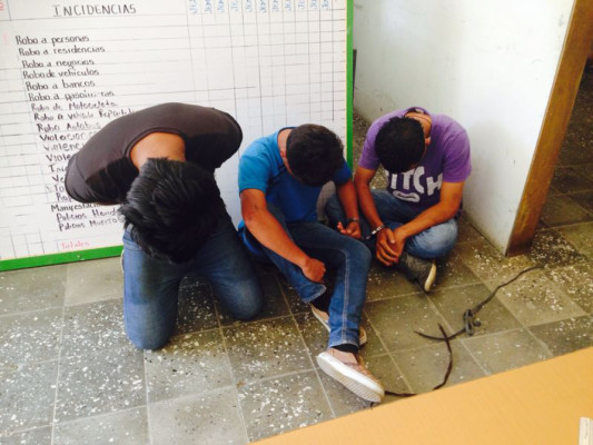 Infraganti capturan a tres asaltantes de buses en Puerto Cortés