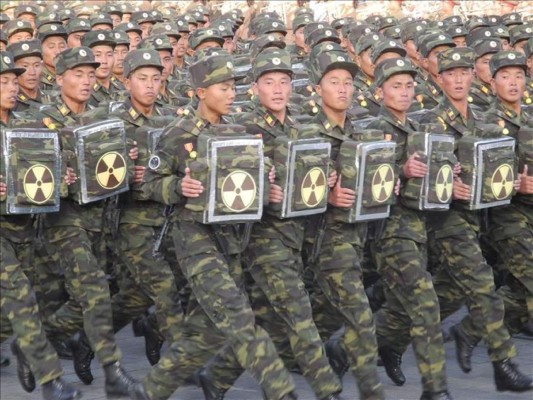 Corea del Norte amenaza a EUA y exhibe armamento en un gran desfile