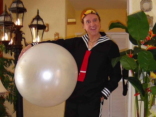 Doña Florinda impide acceso a Kiko al funeral de El Chavo