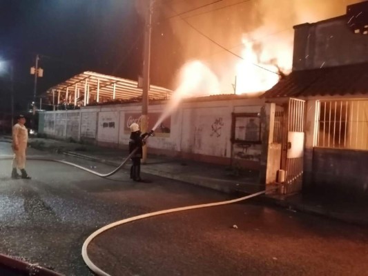Yonker y vivienda se queman en el barrio Medina de San Pedro Sula