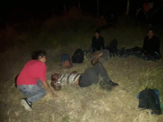 Migrantes hondureños salen heridos en accidente de tráiler en México