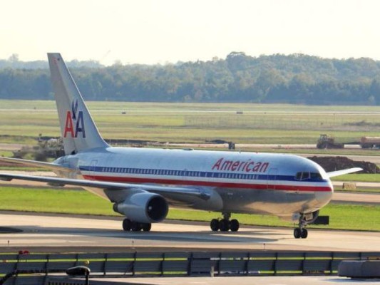 Hallan un feto en baño de avión de American Airlines en Nueva York