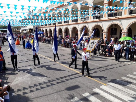 Civismo, fervor y belleza destacan en la celebración del 197 aniversario de Independencia
