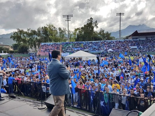 Miles de nacionalistas piden a JOH que acepte candidatura