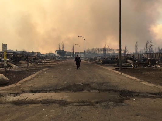 Siguen evacuaciones por incendios en Canadá