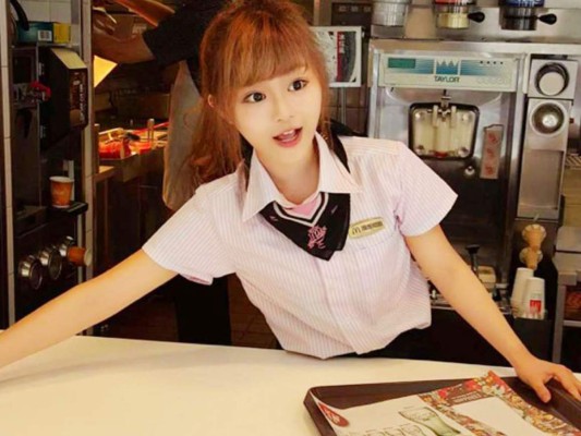 La empleada de McDonalds que causa furor en las redes