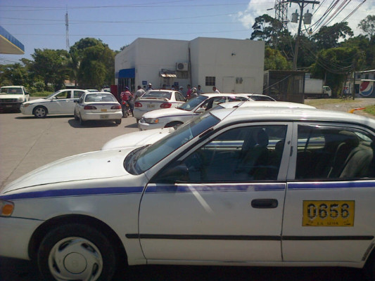 Taxistas exigen que se les repare daños en vehículos por combustible