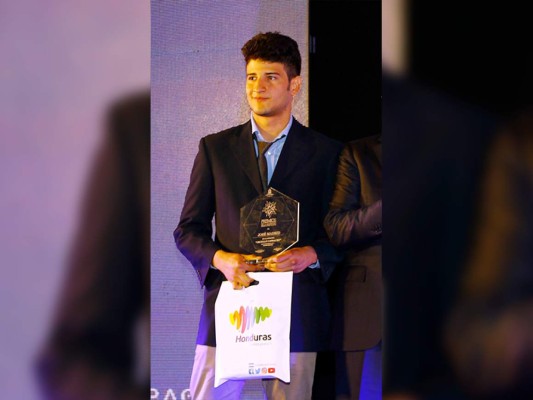 Premian a jóvenes que destacan en ciencia, arte, deporte y superación