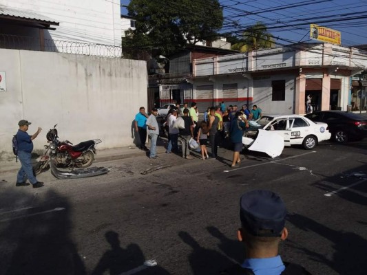 Triple colisión deja dos personas heridas en San Pedro Sula