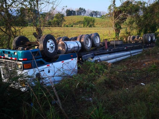 Por poco pierde la vida conductor de rastra en carretera CA-13