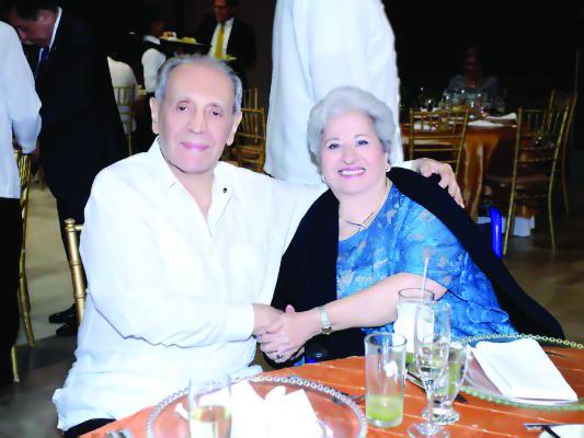 Don Napoleón junto a su esposa Julia de Larach, con quien procreó seis hijos.