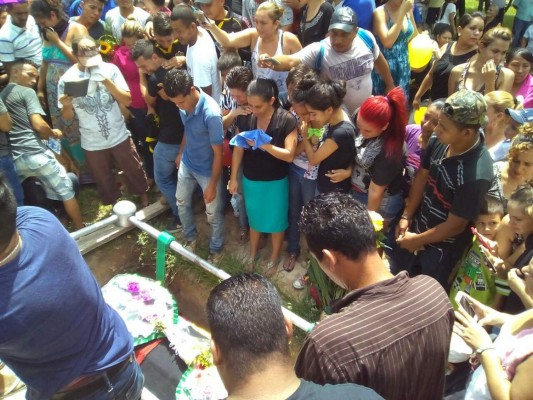 Con vivas y aplausos dan último adiós a líder comunal