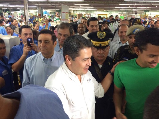 Presidente de Honduras socializa programa de vivienda en maquila de Villanueva