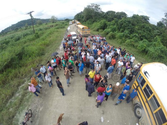 Transportistas se toman carretera por mal estado de las calles