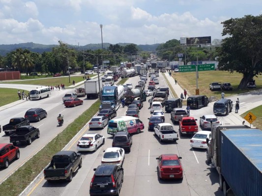 Desalojan estudiantes que realizaban protestas por bono estudiantil