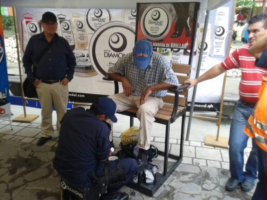 Policías celebran de cerca con los sampedranos