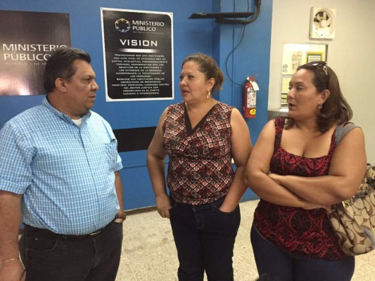 Denuncian a escuela por negarle matrícula a sus hijos