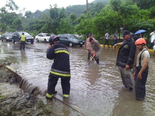 Congestionamientos y zonas anegadas provoca lluvias en San Pedro Sula