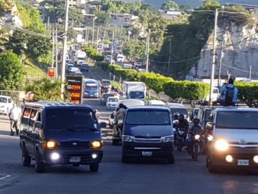 Buses 'brujitos' protestan por legalización de unidades en Tegucigalpa