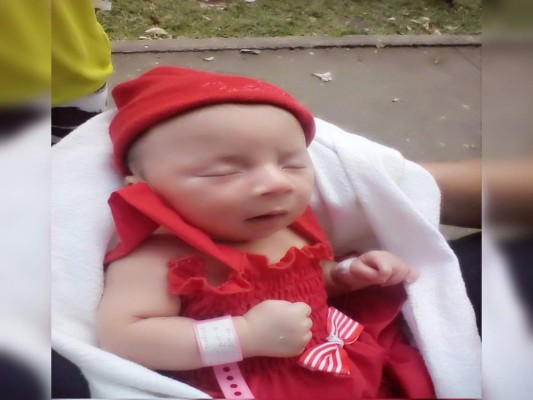 Mujer engaña a una madre para robarle a su bebita de 24 días de nacida