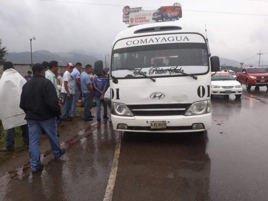 Dos muertos y cinco heridos deja intento de asalto a bus en Villanueva, Cortés