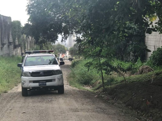 Las autoridades policiales resguardan la escena del crimen.