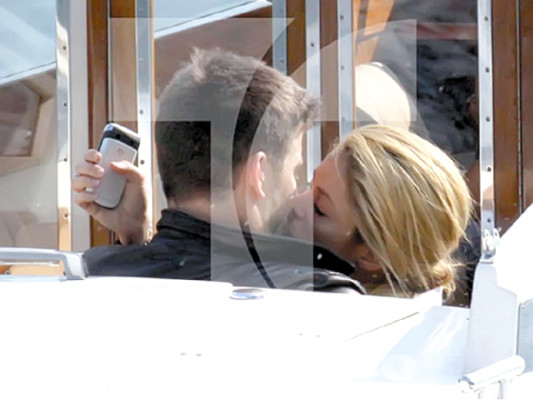Shakira y Piqué: besos y abrazos a flor de piel