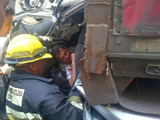 Honduras: Rescatan a hombre atrapado en carro tras accidente