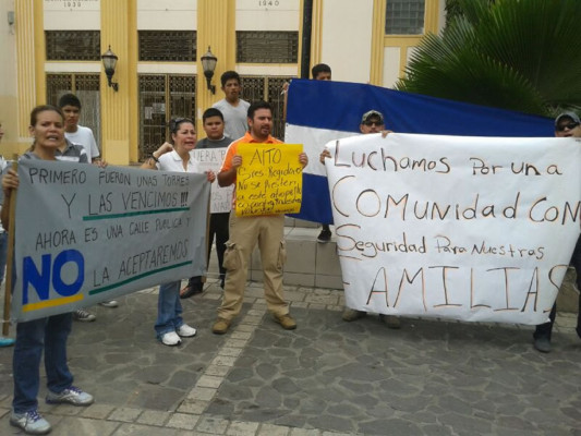 Pobladores de Los Naranjos protestan frente a alcaldía de San Pedro Sula