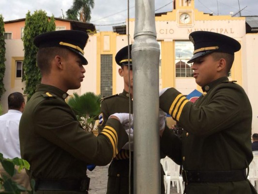 Rinden tributo a la Bandera Nacional en el inicio del mes patrio