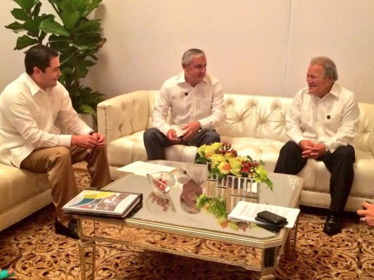 Juan Orlando y Sánchez Cerén se reúnen por primera vez