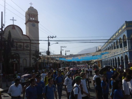 Universitarios caminan por la paz en La Ceiba