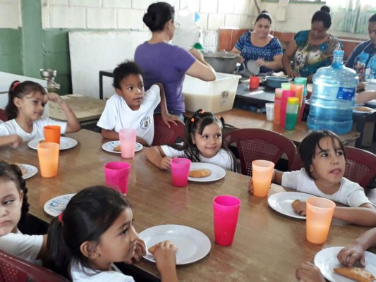 Arabia Saudita dona 260 toneladas de dátiles a escolares en Honduras