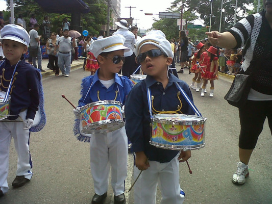 Los niños de Honduras lucen sus mejores galas en los desfiles patrios