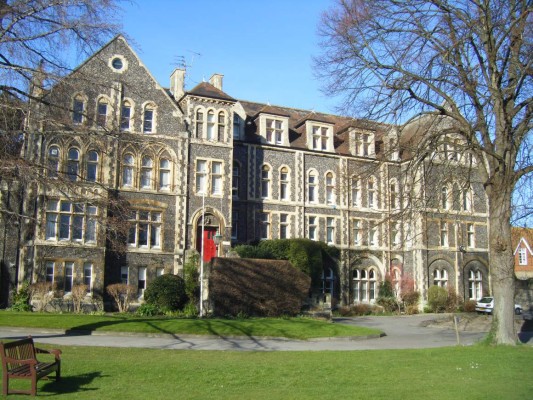 Sentencian a maestra que tuvo relaciones con su alumna