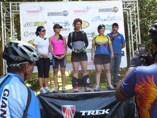 Dejó el casco de la Enee por el de ciclista