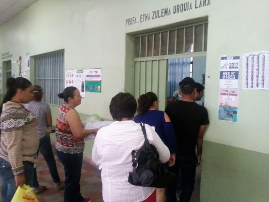 Pobladores de Comayagua asisten a las urnas    