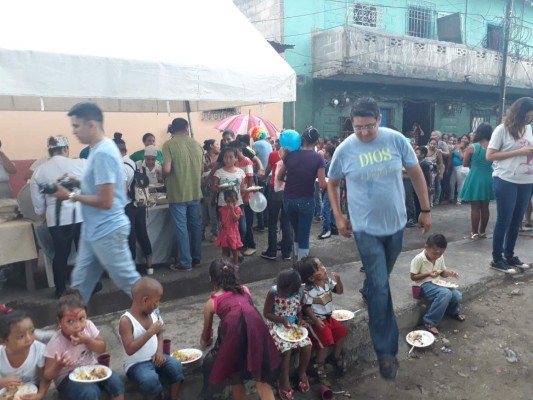 Chef lleva su sazón a los más necesitados