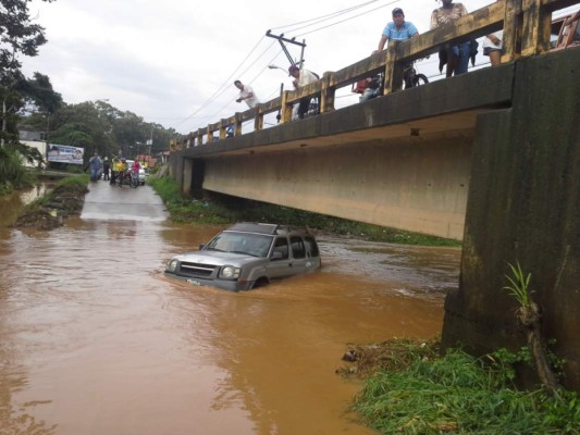 Padre e hija a punto de ser arrastrados por quebrada en La Ceiba