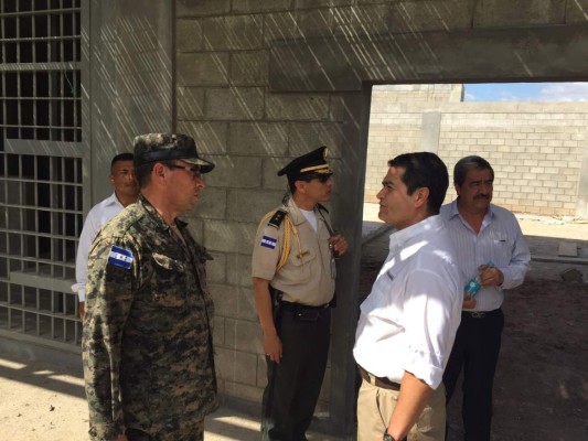 'Trabajaremos duro para terminar la cárcel”: Juan Orlando Hernández