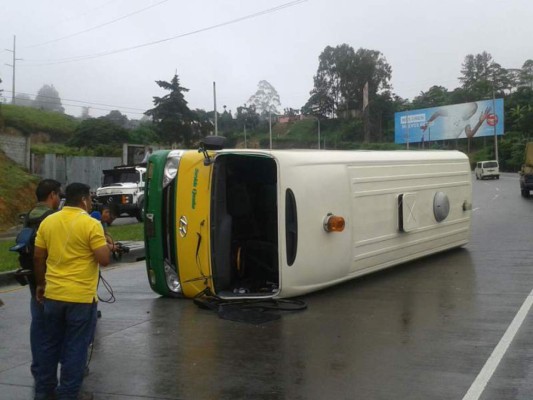 Once heridos tras volcarse microbús en Tegucigalpa
