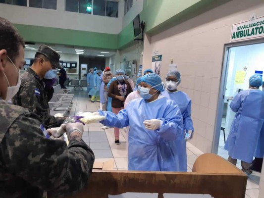 Gobierno entrega equipo de protección para personal de hospitales y regiones de salud