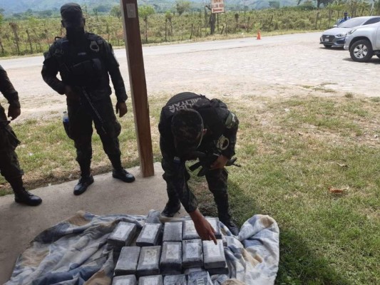 Incautan más de 500 kilos de coca, arsenal y diez paquetes de dinero