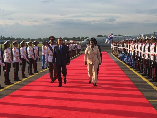 Presidente de Honduras llega a Cuba