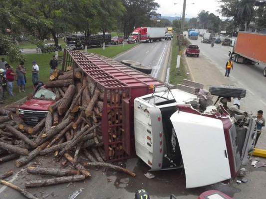 Así quedaron los dos vehículos tras el accidente vial. Foto José Cantarero.