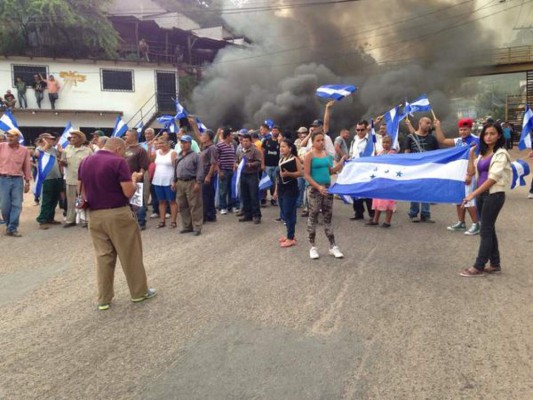 Protestan en Comayagüela por el mal estado de las calles
