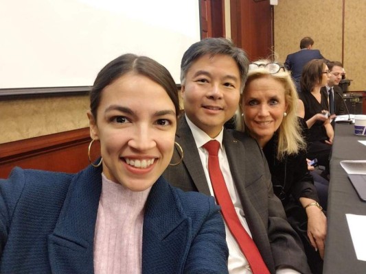 Alexandria Ocasio-Cortez deja su cuenta de Facebook